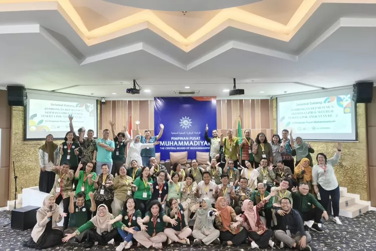 Foto bersama kunjungan Majelis Sinode GPIB di Gedung Pusat Dakwah Muhammadiyah, Jakarta Pusat, 23 Mei 2025, bersama 40 orang pendeta dari 15 provinsi di Indonesia, yang sedang mengikuti Pendidikan Oikumene Keindonesiaan (POK) GPIB Angkatan II 2025