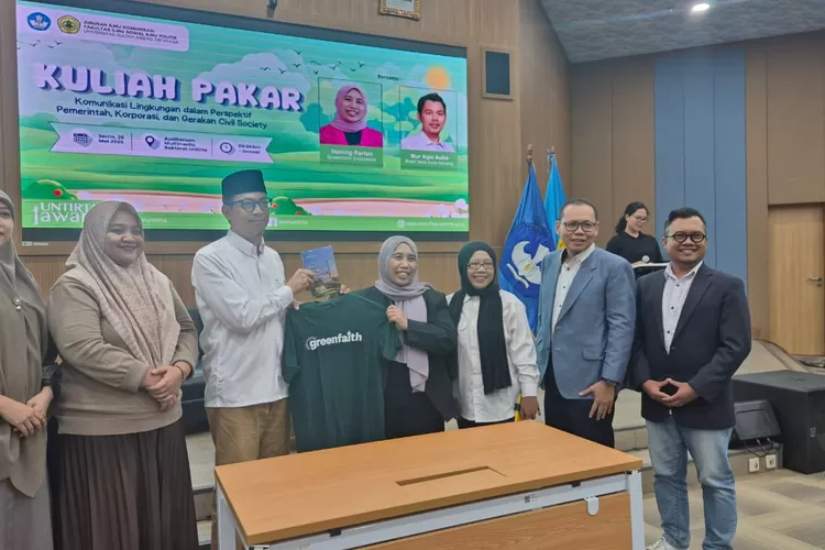 Direktur GreenFaith Indonesia Hening Parlan usai menyampaikan kuliah pakar di Auditorium Multimedia, Kampus Untirta Sindangsari, Serang, Senin (26/5/2025).