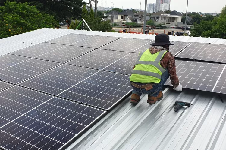 Ilustrasi. Pemasangan panel surya