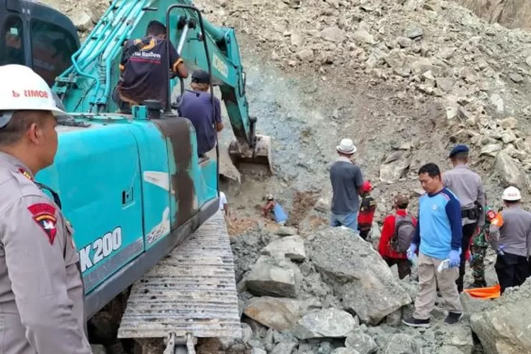 Evakuasi korban longsor Cirebon terus dilakukan. Brimob temukan fakta baru soal SOP dan alat pelindung yang diabaikan. (HukamaNews.com / Tribata News)