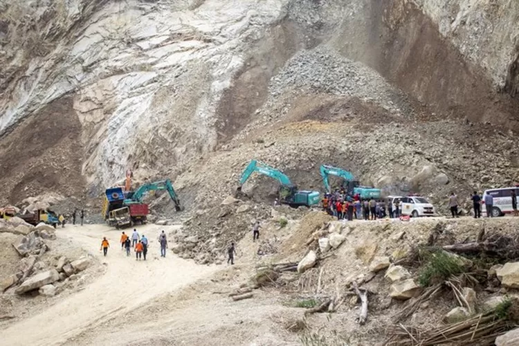 Tragedi tambang Gunung Kuda Cirebon ungkap bahaya metode gali curam, pencarian korban masih terus berlangsung. (HukamaNews.com / Net)