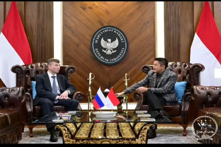 Sekretaris Kabinet Teddy Indra Wijaya menerima kunjungan Duta Besar Federasi Rusia untuk Republik Indonesia Sergei G. Tolchenov di Gedung Sekretariat Kabinet RI, Jakarta, Minggu (1/6).