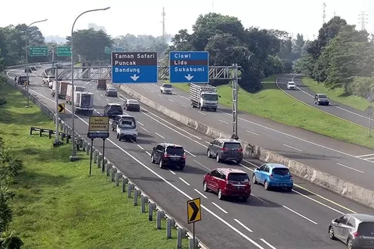 Arus kendaraan ke Puncak padat jelang Idul Adha, contraflow di Tol Jagorawi resmi disetop, simak info lengkap dan tips perjalanannya. (HukamaNews.com / Net)