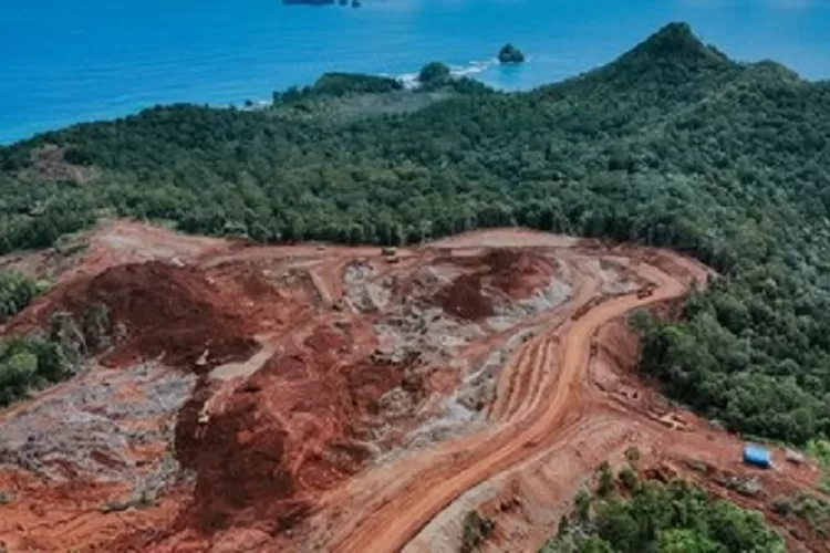 Tambang nikel PT GAG di Raja Ampat disorot, Bahlil tegaskan izin lama dan janji akan cek langsung ke lokasi. (HukamaNews.com / Net)