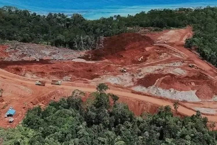 Aktivitas tambang nikel di Raja Ampat diprotes, DPR minta izin dicabut permanen karena ancam lingkungan dan pariwisata. (HukamaNews.com / Net)