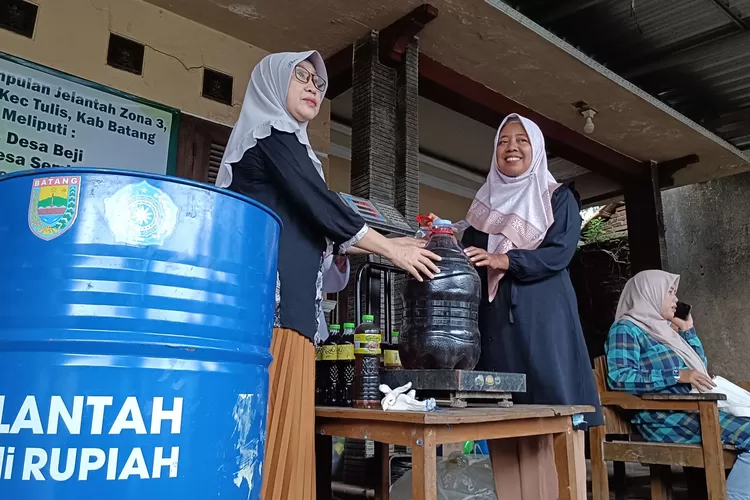 Tim penggerak PKK di wilayah Batang Jawa Tengah aktif kumpulkan minyak jelantah dari pelaku UMKM, Rabu (11/6) (Elizabeth Widowati )