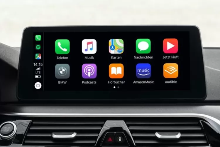 Apple CarPlay tampil baru di iOS 26 dengan widget, live activities, dan desain Liquid Glass yang bikin pengalaman berkendara makin canggih. (HukamaNews.com / Apple)
