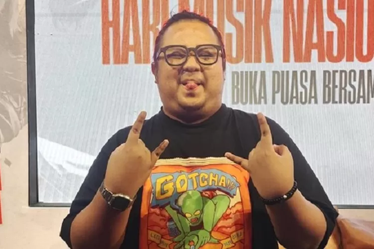 Gustiwiw wafat pada Minggu 15 Juni 2025 usai insiden di kamar mandi. Komedian dan musisi ini dikenal publik lewat karya dan kepribadiannya. (HukamaNews.com / Net)