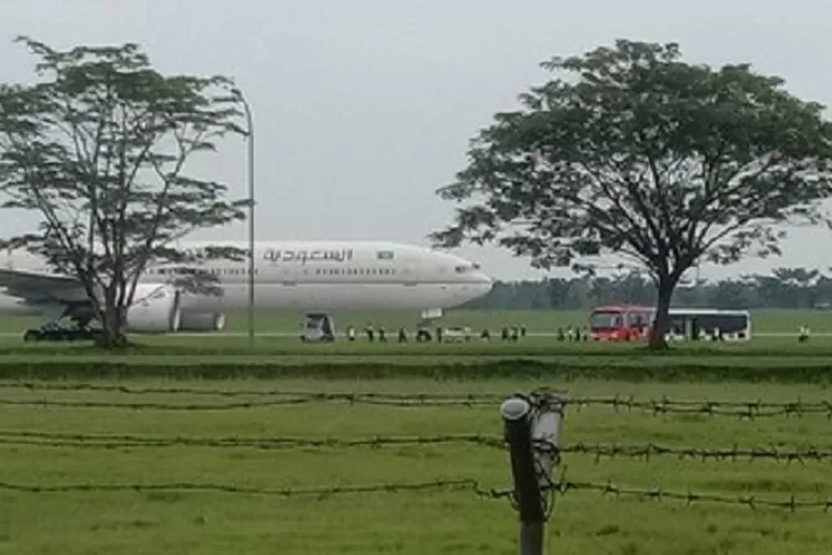 Ancaman bom di pesawat Saudia bikin geger, Densus 88 telusuri jejak digital pelaku pengirim email dari Mumbai. (HukamaNews.com / Net)