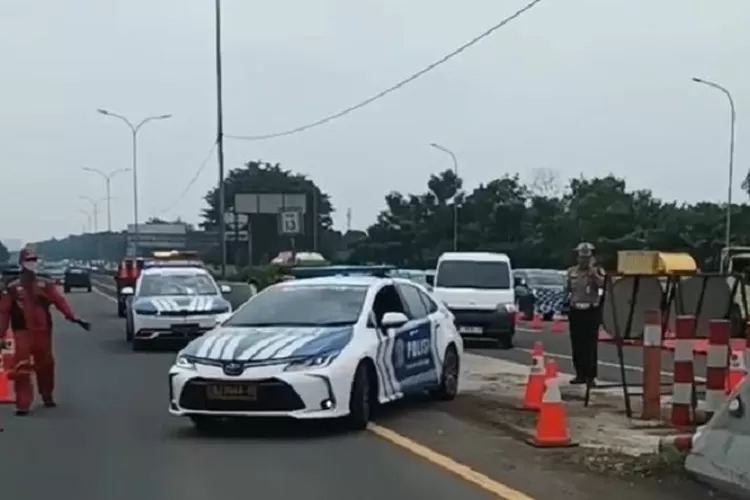 Kecelakaan truk di KM 17 Tol Jagorawi bikin lalu lintas lumpuh, polisi terapkan contraflow hingga arus kembali normal. (HukamaNews.com / Net)