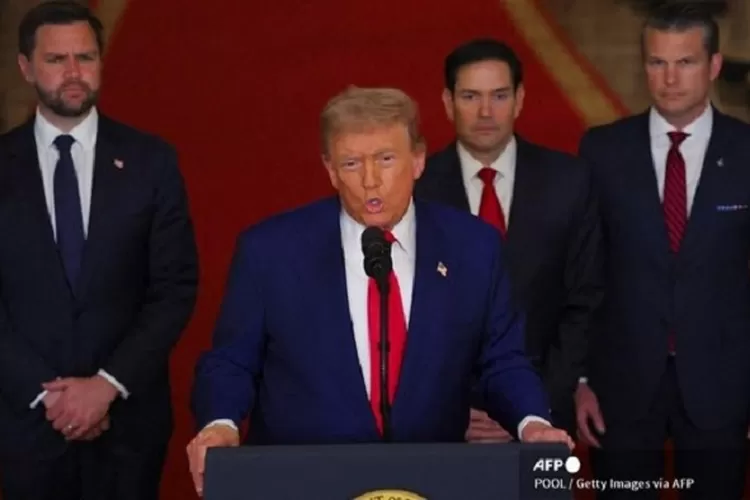 Trump hentikan serangan ke Iran usai sukses bombardir nuklir, kini ajak Teheran berdamai demi cegah perang lebih besar. (HukamaNews.com / AFP)