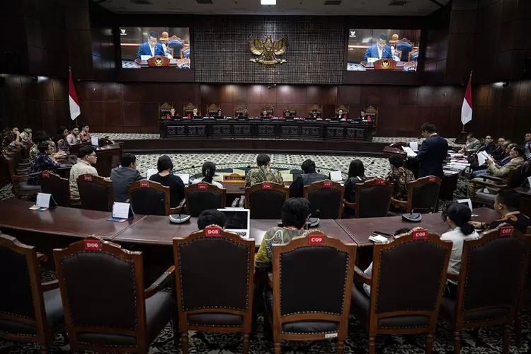 DPR tetap boleh rapat di luar gedung usai MK tolak uji materi UU MD3, publik soroti gaya hidup mewah wakil rakyat. (HukamaNews.com / Antara)