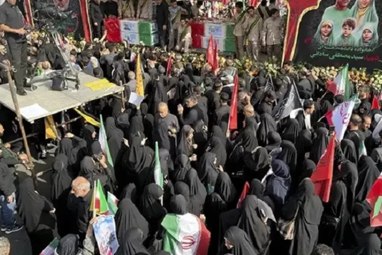 Konflik Iran Israel tewaskan tokoh penting, Iran gelar upacara pemakaman besar yang dihadiri pejabat dan rakyat. (HukamaNews.com / Net)