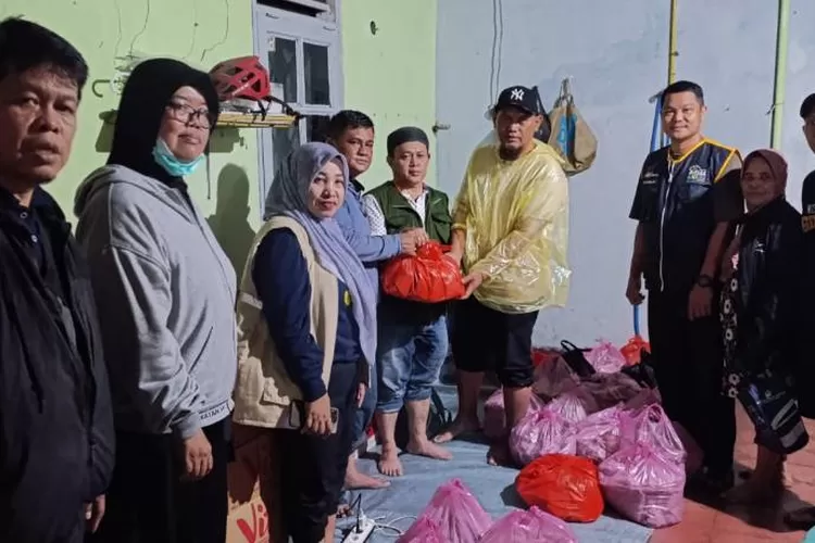 Warga Cibodas terdampak banjir, Pemkot Tangerang langsung salurkan bantuan makanan siap saji dan air mineral ke posko. (HukamaNews.com / Tangerang.go.id)