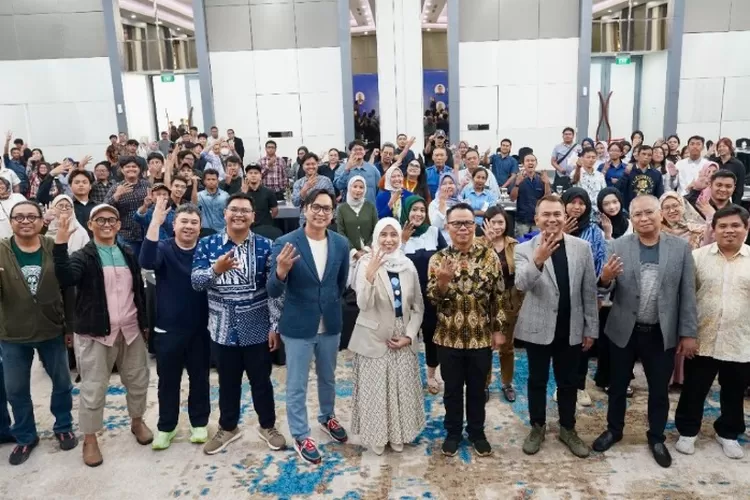 (Dari kanan ke kiri) CEO Promedia Agus Sulistriyono, Ketua Komite Publisher Right Suprapto Sastro Atmojo, dan CEO Props Ilona Juwita bersama peserta acara Mediapreneur Talks di Hotel Mercure Serpong Alam Sutera, Tangerang, Banten, pada Rabu, 2 Juli 2025.  (HukamaNews.com / (Dokumentasi&nbsp;Promedia))