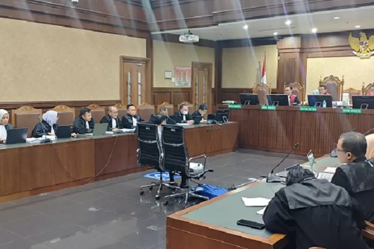 Dugaan korupsi impor gula menyeret Tom Lembong ke meja hijau dengan tuntutan tebal dan potensi hukuman berat di Tipikor. (HukamaNews.com / Net)