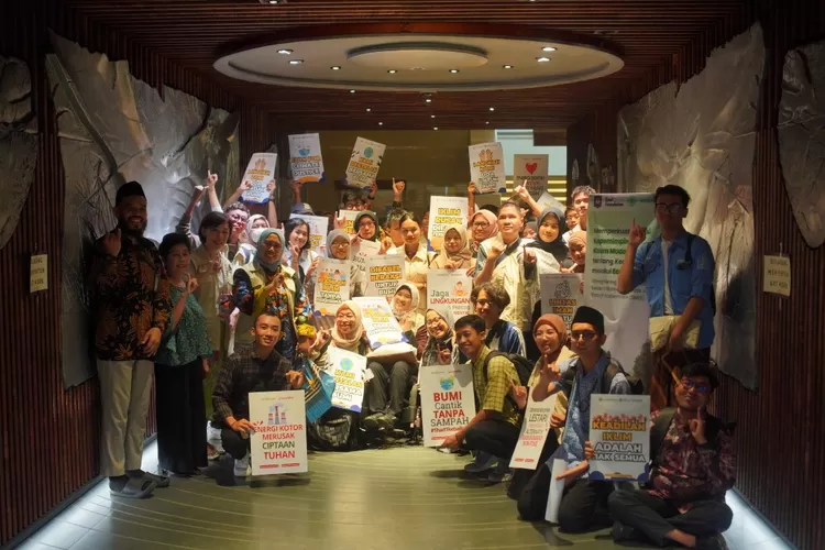 Berlokasi di Terowongan Silaturahim yang menghubungkan antara Gereja Katedral Jakarta dengan Masjid Istiqlal Jakarta, inilah foto bersama anak muda lintas iman dan difabel usai pembacaan Deklarasi Kaum  Muda Lintas Iman untuk Keadilan Iklim dan Kesetaraan Gender