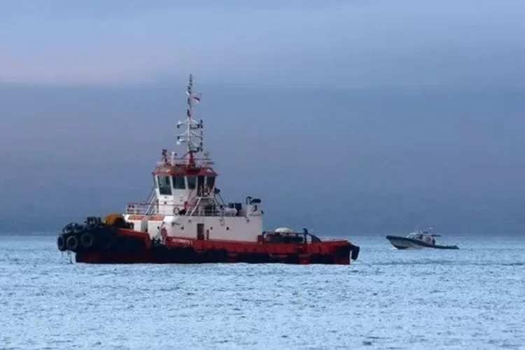 KMP Tunu tenggelam, 29 korban belum ditemukan. Menhub kerahkan tim laut, udara, dan darat untuk pencarian maksimal. (HukamaNews.com / Basarnas)