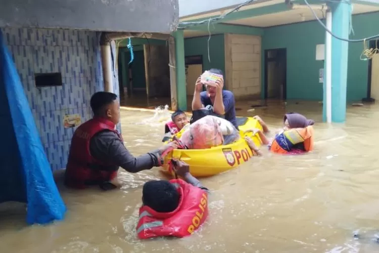 Banjir 1,8 meter rendam Kebon Pala Jakarta Timur, 71 warga dievakuasi polisi ke tempat pengungsian aman. (HukamaNews.com / Antara)