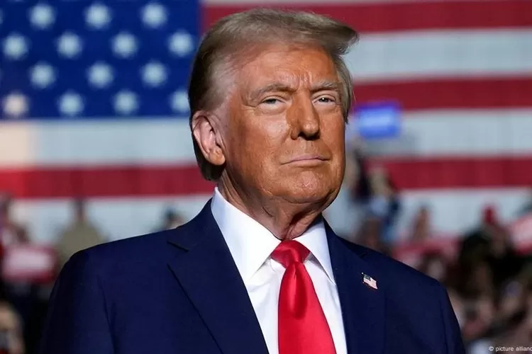 Tarif 30 persen dari Trump bikin Eropa geram. UE siapkan balasan, industri otomotif hingga makanan ikut waspada. (HukamaNews.com / Net)