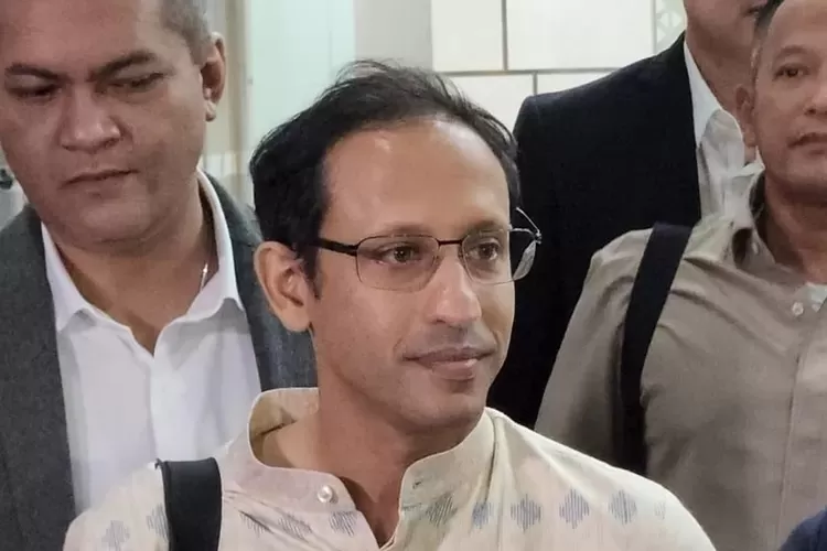 Nadiem Makarim berjalan keluar usai pemeriksaan kasus Chromebook di Kejagung. (HukamaNews.com / Net)