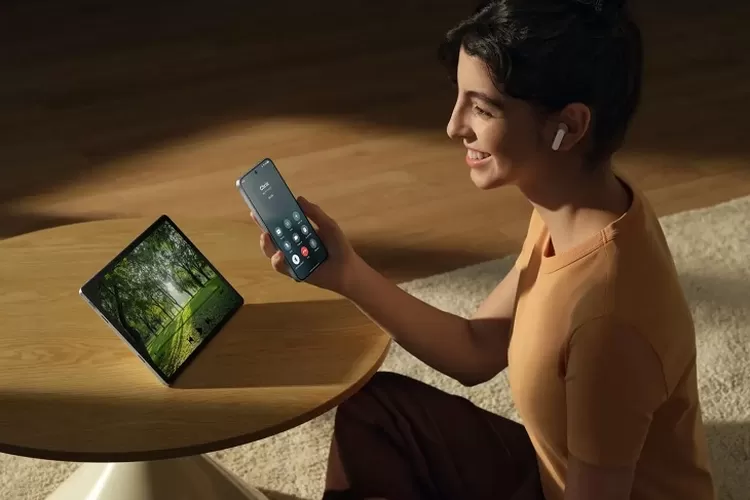 Smartwatch berlapis emas dan TWS ringan dari OPPO ini dibekali AI pintar, cocok untuk olahraga, hiburan, dan produktivitas harian. (HUkamaNews.com / Oppo)