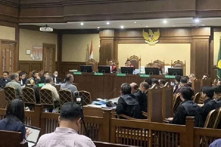Sidang korupsi impor gula memanas saat Hotman Paris bawa surat Jaksa Agung yang disebut sahkan impor oleh swasta. (HukamaNews.com / Net)