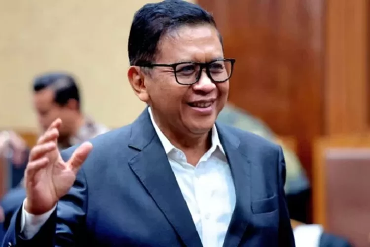 Hasto Kristiyanto mendengarkan keterangan saksi dalam sidang kasus korupsi di Jakarta. (HukamaNews.com / Net)