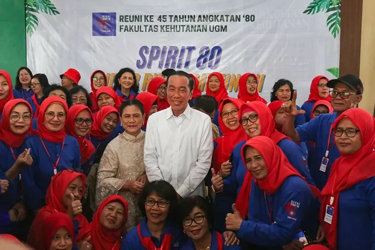 Presiden ke-7 RI Joko Widodo berfoto bersama sejumlah peserta reuni ke-45 Tahun Angkatan 1980 Fakultas Kehutanan Universitas Gadjah Mada (UGM) di kampus Fakultas Kehutanan UGM, Sleman, D.I Yogyakarta, Sabtu (26/7/2025). 