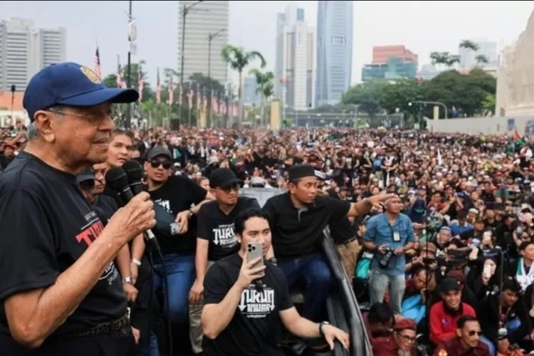 Mantan Perdana Menteri Mahathir Mohamad di usianya yang ke 100 tampak bersemangat pimpin demo tuntut PM Anwar Ibrahim mundur.