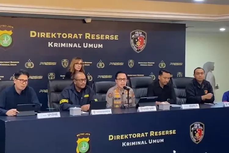 Kasus kematian diplomat Arya Daru masih terbuka, Polda Metro Jaya siap tampung informasi baru dari masyarakat. (HukamaNews.com / Polda Metro Jaya)