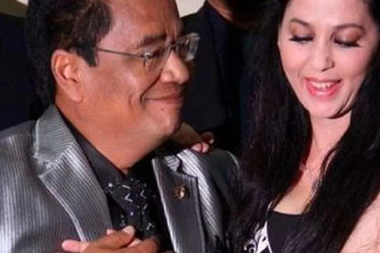 Kisah menarik artis yang pernah terlibat relasi personal atau profesional dengan Hotman Paris, dibalik sorotan media dan kehidupan glamor. (HukamaNews.com / Net)