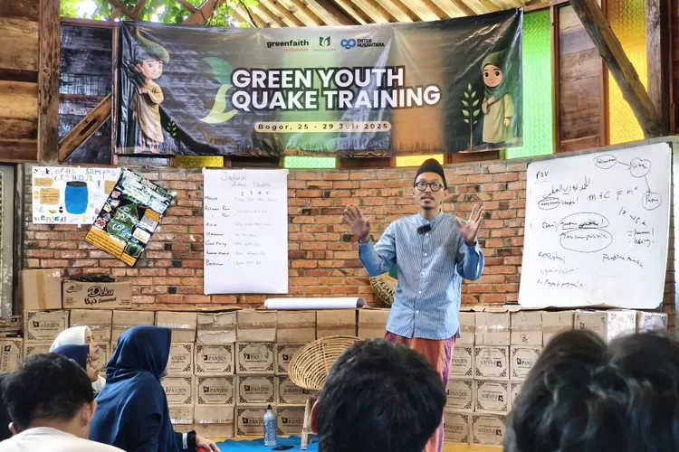 Roy Murtadho, pendiri Pesantren Ekologi Misykat al Anwar  saat menyampaikan materi di hadapan peserta Green Youth Quake yang diselenggarakan oleh Greenfaith Indonesia, Enter Nusantara, dan Pesantren Ekologi Misykat al Anwar pada Jumat, 25 Juli 2025.