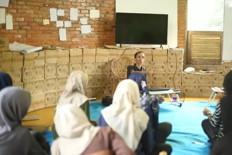 Meky Nahar Koordinator Nasional JATAM saat menyampaikan materi tentang betapa rumit dan rapuhnya tata kelola SDA Indonesia di hadapan peserta Green Youth Quake di Pesantren Ekologi Misykat al Anwar, Dramaga, Bogor, Minggu (27/7/2025).