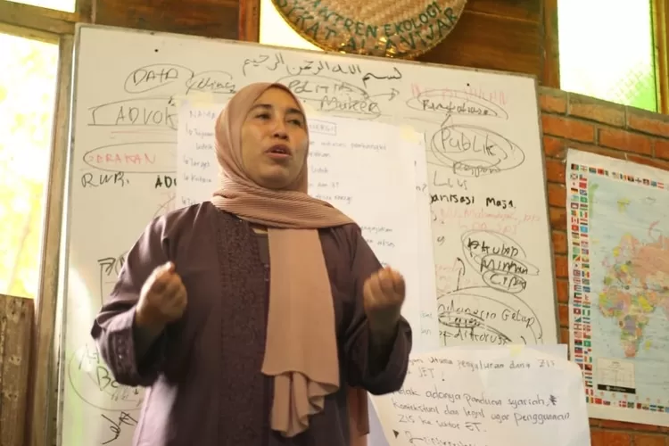 Hening Parlan, Direktur Nasional GreenFaith Indonesia, dalam diskusi bertajuk "Islam dan Politik Transisi Energi di Indonesia" yang digelar di Pesantren Ekologi Misykat al Anwar, Dramaga, Bogor, Senin (28/7/2025).