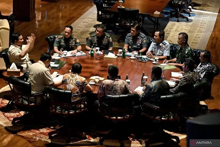 Prabowo kumpulkan jajaran TNI dan BIN di Hambalang untuk bahas strategi hadapi gejolak global dan jaga kedaulatan negara. (HukamaNews.com / BPMI Sekretariat Presiden)