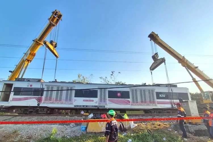 AI kerahkan 200 personil untuk percepat perbaikan jalur dan pulihkan layanan kereta. (HukamaNews.com / PT KAI)