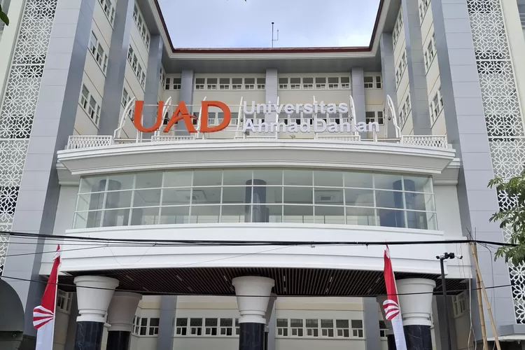 Universitas Ahmad Dahlan (UAD) justru menjadikan efisiensi energi sebagai kebijakan strategis jangka panjang sebagai solusi nyata hadapi krisis iklim