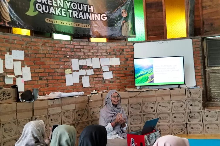 Siti Barokah, pengurus Pondok Pesantren Misykat Al Anwar, saat hadir sebagai pembicara di acara Green Youth Quake