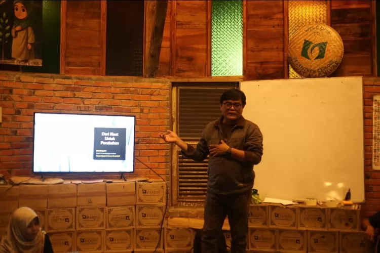 Eko Cahyono saat hadir sebagai pembicara dalam kegiatan Green Youth Quake Training yang digelar Senin (2/7/2025), oleh GreenFaith Indonesia bekerja sama dengan Enter Nusantara dan Pesantren Ekologi Misykat Al Anwar, di Bogor.