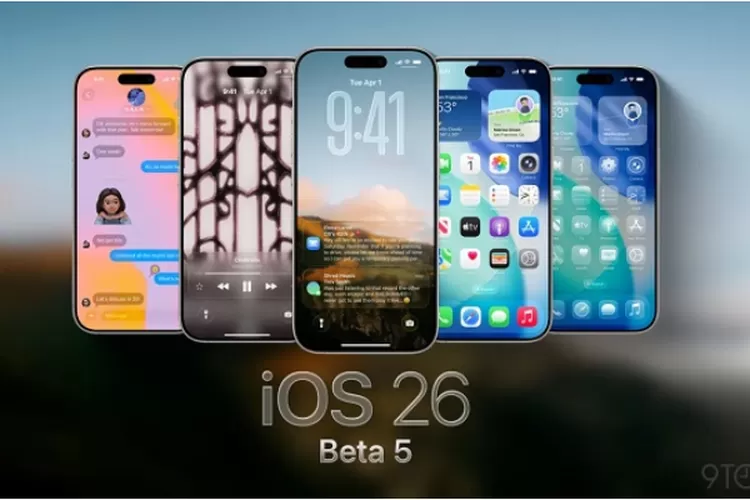 Tampilan antarmuka iOS 26 Beta 5 di iPhone dengan fitur baru dan efek visual Liquid Glass. (HukamaNews.com / Apple)