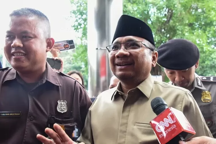 Yaqut Cholil berjalan masuk ke Gedung KPK untuk klarifikasi kuota haji. (HukamaNews.com / Antara)