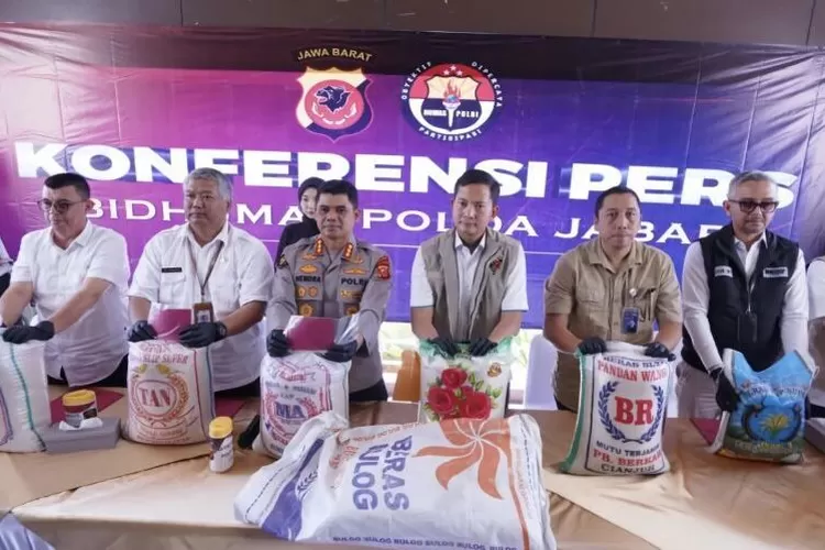 Polisi mengungkap kasus beras oplosan di Mapolda Jabar (HukamaNews.com / Antara)