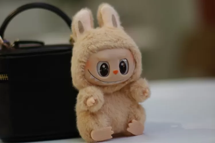 Ilustrasi Gen Z pilih kemewahan kecil seperti Labubu untuk nostalgia, investasi, dan hiburan pribadi. (HukamaNews.com / Unsplash-VadimRussu)