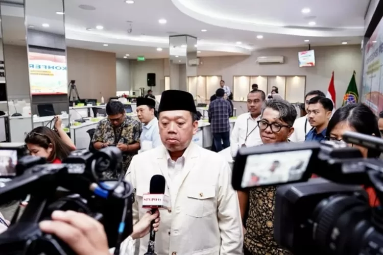 Nusron Wahid saat konferensi pers klarifikasi isu tanah nganggur (HukamaNews.com / Instagram @kementerian.atrbpn)
