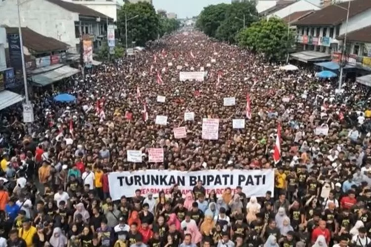 Demnstrasi besar-besaran warga Pati, jawa Tengah. menuntut Bupati Sudewo mundur dari jabatannya.