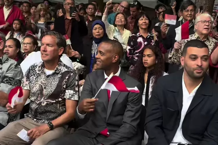Patrick Kluivert kibarkan bendera Merah Putih di perayaan HUT RI ke-80 di Den Haag. (HukamaNews.com / Instagram @patrickkluivert9)