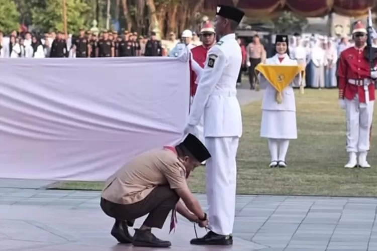 Wakil Bupati Kulon Progo ikat sepatu Paskibraka saat upacara 17 Agustus. (HukamaNews.com / Instagram @ambarpurwoko.kp)