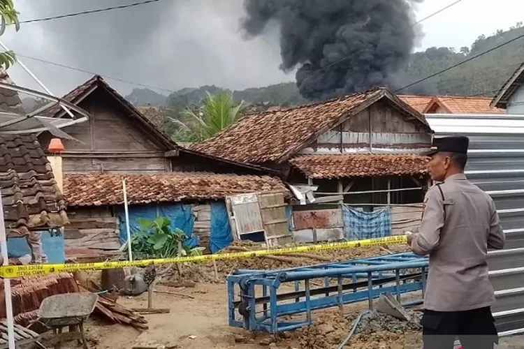 Pengeboran sumur minyak rakyat di tengah permukiman warga Blora. (HukamaNews.com / Antara-Gunawan)