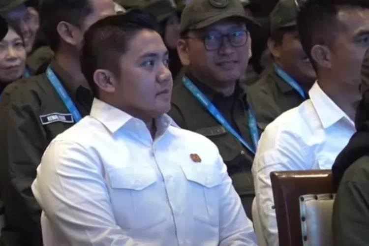 Seskab Teddy Indra Wijaya saat didaulat sebagai Duta Sekolah Rakyat. (HukamaNews.com / Dok. Biro Pers, Media, dan Informasi Sekretaris Kabinet RI)